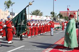 Image du Maroc Professionnelle de  Mohammed VI Roi du Maroc écoute l'hymne national à Laayoune, Le souverain entame une campagne pour promouvoir le plan de décentralisation marocain et stimuler les investissements à Laayoune, samedi 7 novembre 2015. Mohammed VI effectue sa première visite officielle au Sahara depuis 2006, à l'occasion du 40e anniversaire de la Marche verte, son père, le défunt roi Hassan II, avait envoyé 350 000 Marocains sans armes pour recouvrir l'intégrité territoriale du Maroc.  (Photo / Abdeljalil Bounhar) 